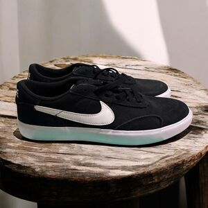 Nike Men's SB Heritage Vulc Classic Skate Shoes Black White Size M8.5 W10 NIB